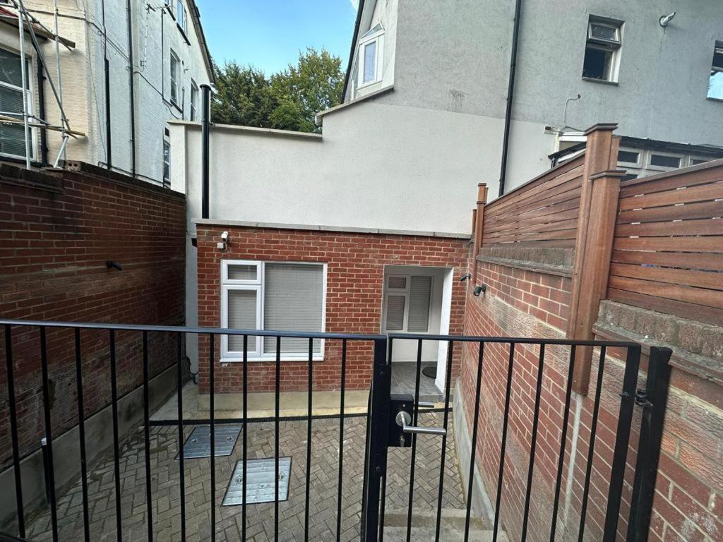 Two Bedroom House In Kilburn ロンドン エクステリア 写真